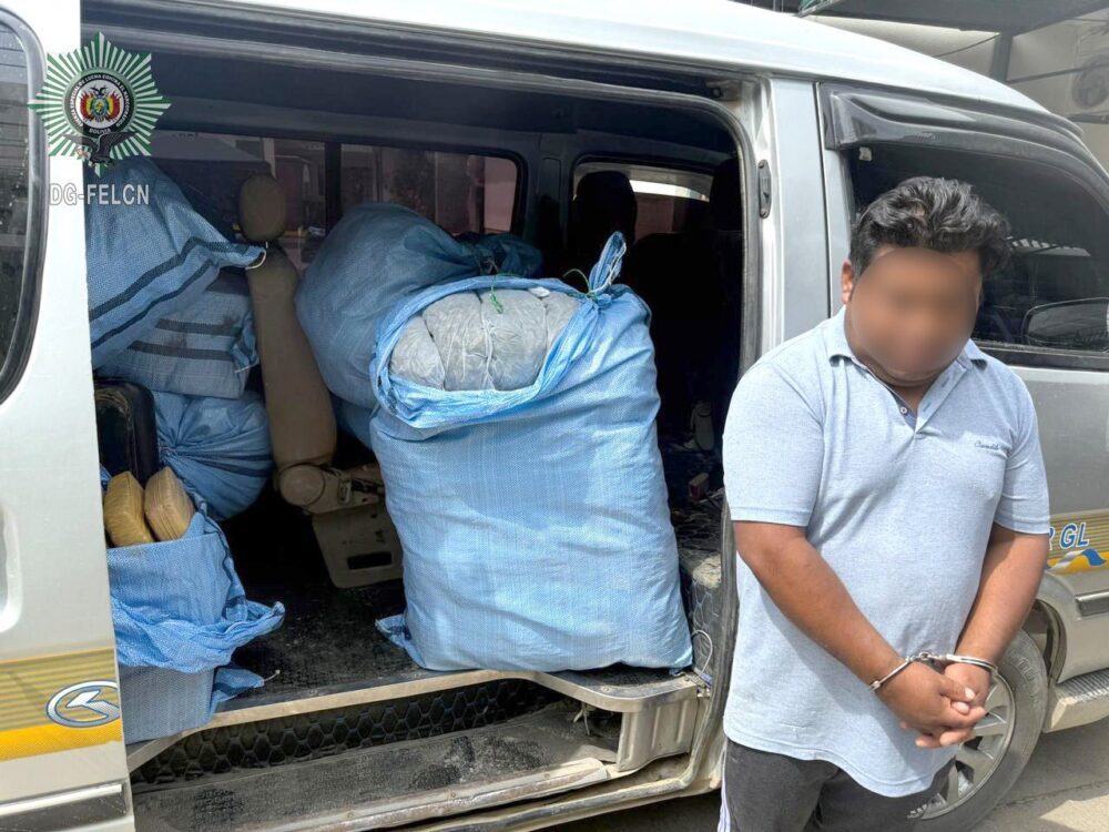 Golpe al narcotráfico en Cochabamba: Felcn secuestra un minibús repleto de bolsas de marihuana