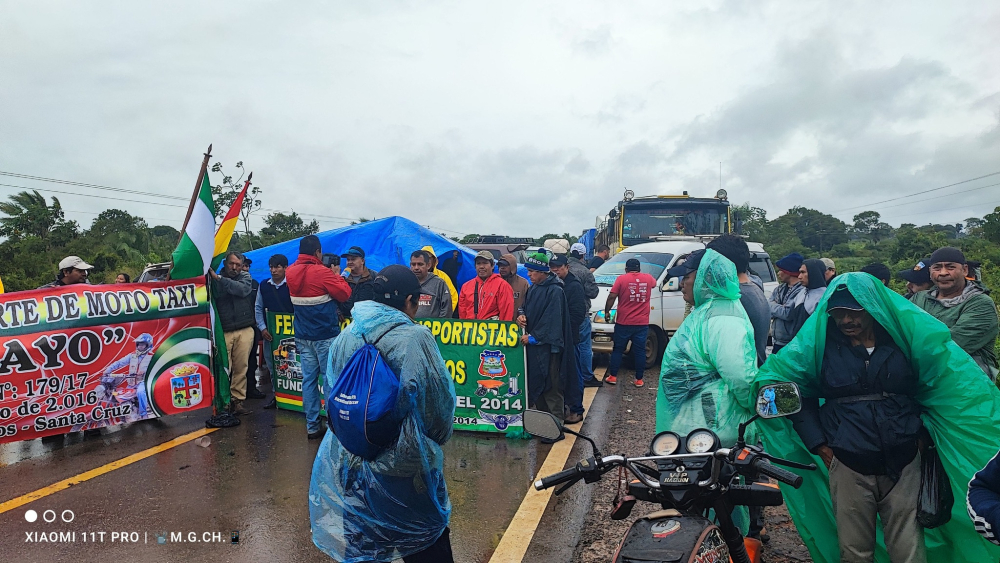 #BLOQUEO EN GUARAYOS, TRANSPORTISTAS BLOQUEAN RUTA SANTA CRUZ-BENI POR EL MAL ESTADO DE CARRETERAS