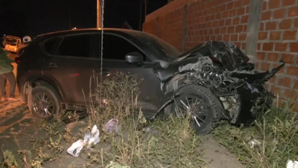 Vehículo fuera de control choca contra un micro y termina incrustado en una vivienda en Santa Cruz