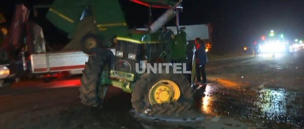 Un niño muere en un choque entre un tráiler y un tractor que quedaron volcados por el impacto