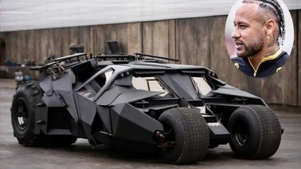 El nuevo juguete de Neymar: una réplica del Batimóvil de Batman