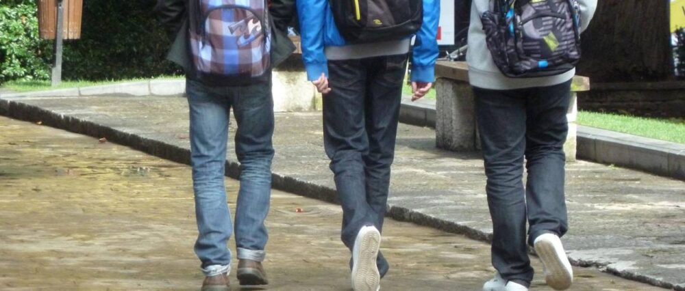 Un profesor sorprende a tres estudiantes portando un arma de fuego dentro del aula