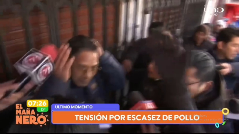 Increpan y acorralan al viceministro Silva por el alza excesiva del precio del pollo y la canasta familiar