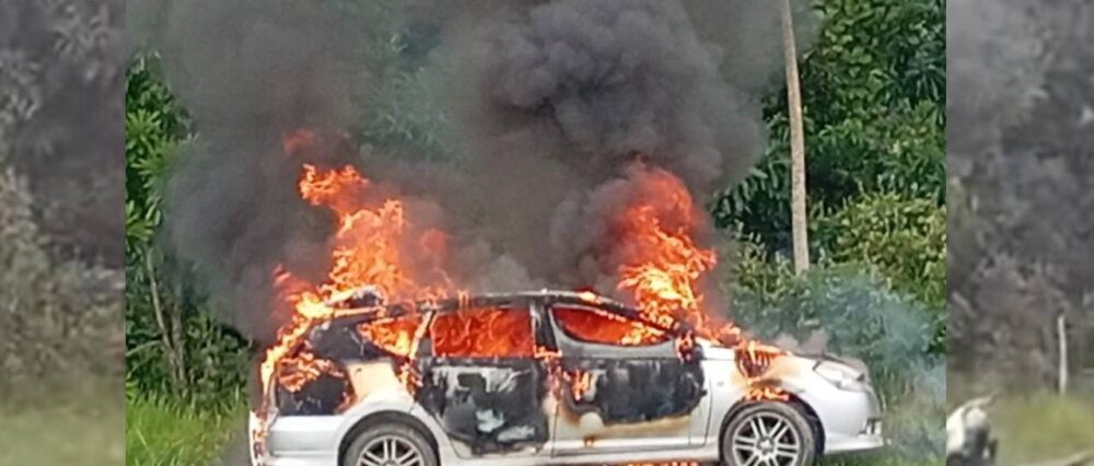 Turba enardecida captura a dos sujetos, los acusan de ser ladrones e incendian vehículo en el que se trasladaban