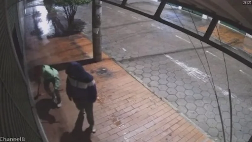 Delincuentes roban Bs 10.000 de una óptica en Santa Cruz tras romper el blindex