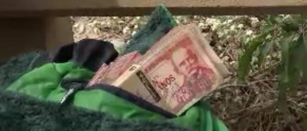 Encuentran a un hombre que llevaba Bs 35 mil en el bloqueo en Parotani