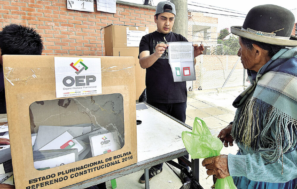 Luis Arce promulga la ley que garantiza el uso del TREP en las elecciones nacionales de agosto