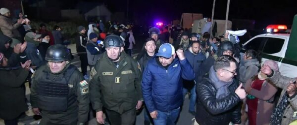 Militares y policías llegaron a Llallagua y fueron recibidos con pañuelos blancos y aplausos