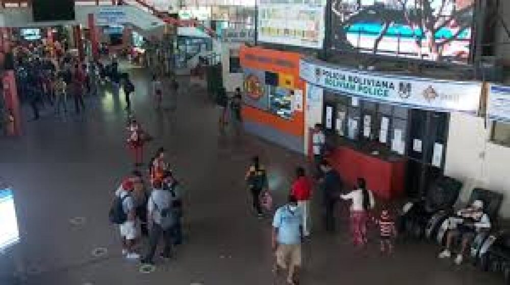Una persona fallece en el interior de un bus que llegó a Santa Cruz
