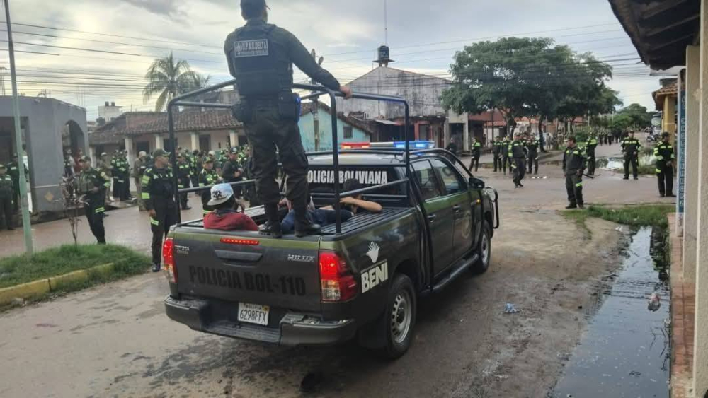 #TRINIDAD  OPERATIVO POLICIAL PARA PONER ALTO A JUEGOS BRUSCOS CON GLOBOS EN EL CENTRO DE TRINIDAD DEJA CUATRO DETENIDOS