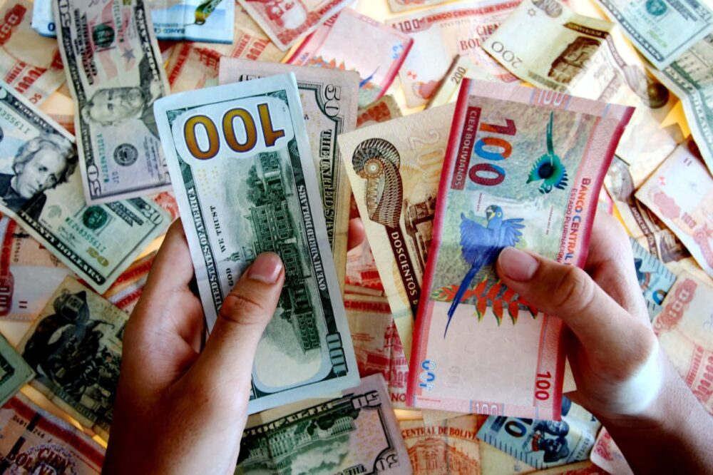 Tras varios días de alza, el dólar paralelo cotiza cerca de los 18 bolivianos