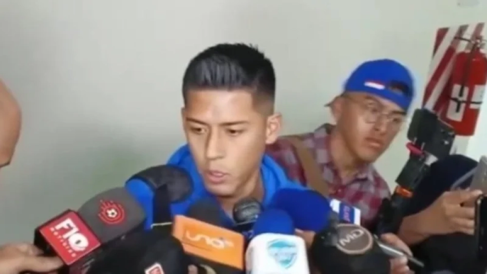 “Es un momento durísimo para mí”, dijo Ramiro Vaca tras llegar al aeropuerto de El Alto