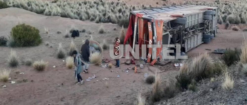 Potosí: chofer huye y deja a 17 pasajeros heridos tras volcar un bus en la ruta a Uyuni