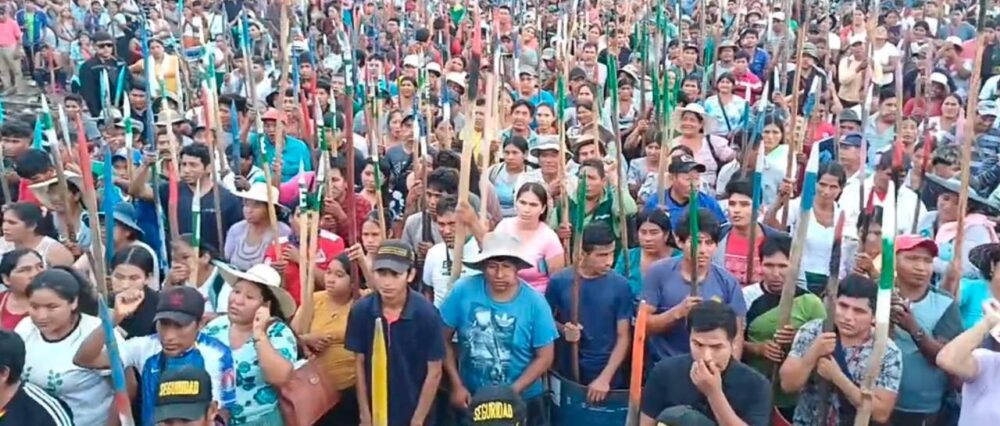Frente a su “guardia” armada con palos, Evo dice que en una reunión con dirigentes definirá si se levanta la vigilia en Lauca Ñ