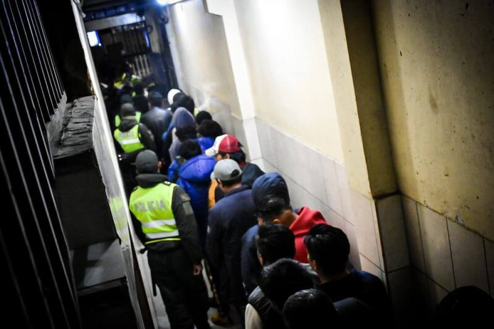 El Alto: Operativo deja 122 arrestados y clausura bares clandestinos