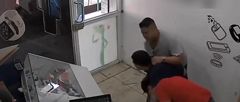 Video: Entró a robar a una tienda de celulares y terminó pidiendo auxilio por la golpiza