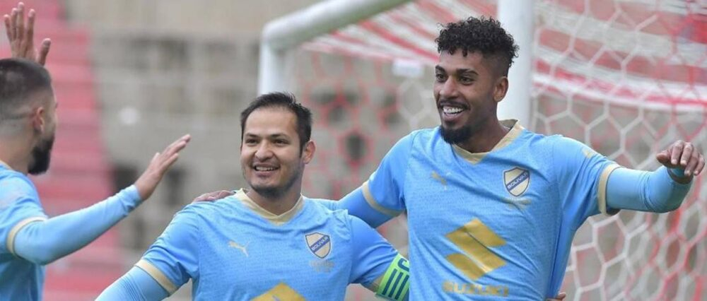 Bolívar alcanza la cima del torneo tras vencer por goleada a ABB en El Alto