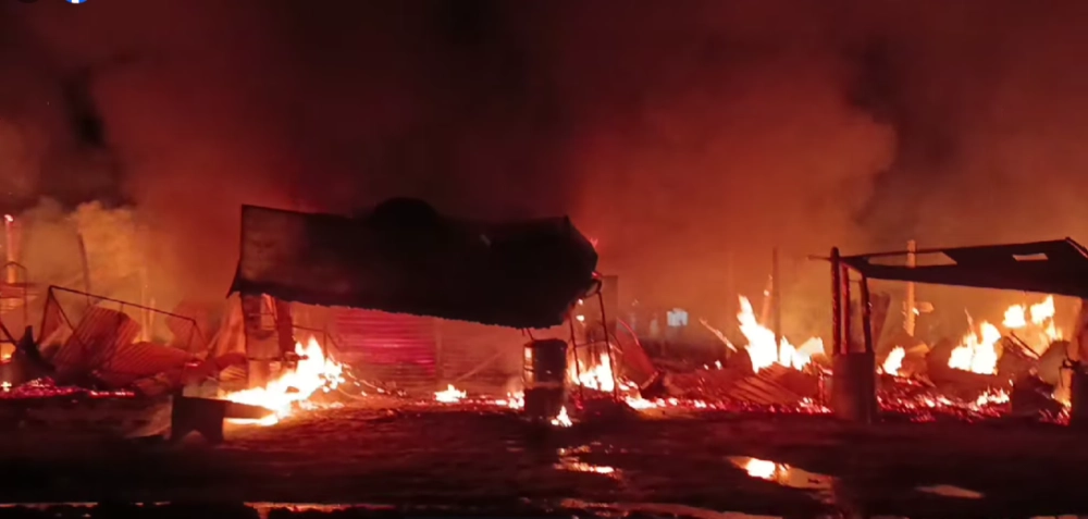 Un incendio de magnitud arrasa con decenas de tiendas y talleres en San Julián