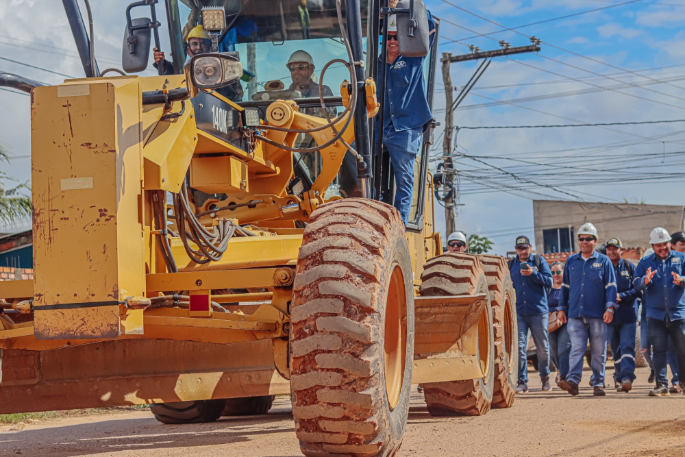 ALCALDE LLEGA CON TODA LA MAQUINARIA PARA DAR INICIO A LAS 500 CUADRAS EN TRINIDAD