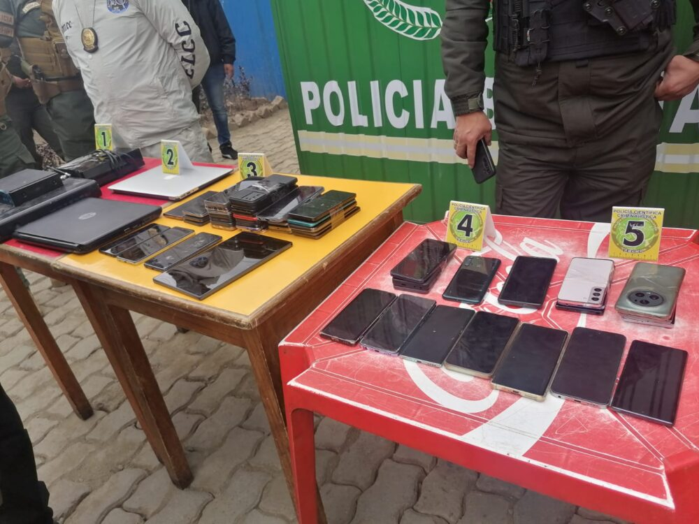 Allanan una vivienda en El Alto donde se encontraron más de 50 celulares robados