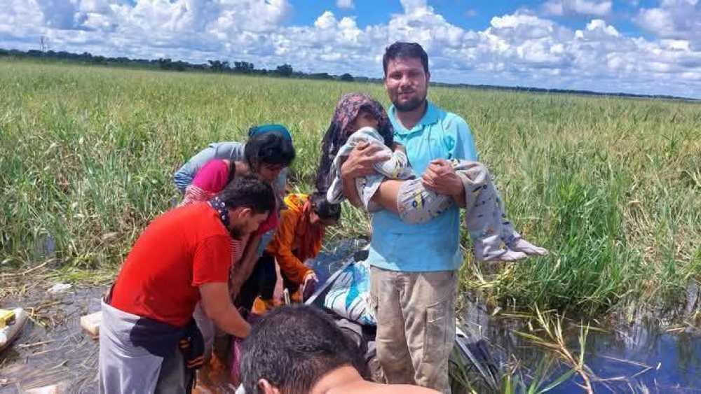 UN GRUPO DE PESCADORES FUERON LOS PRIMEROS EN RESCATAR A LOS SOBREVIVIENTES DE LA AVIONETA