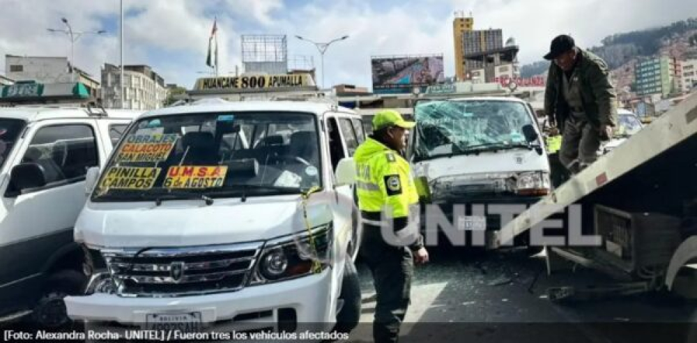 Un minibús impacta contra otros tres vehículos y deja varios heridos en La Paz