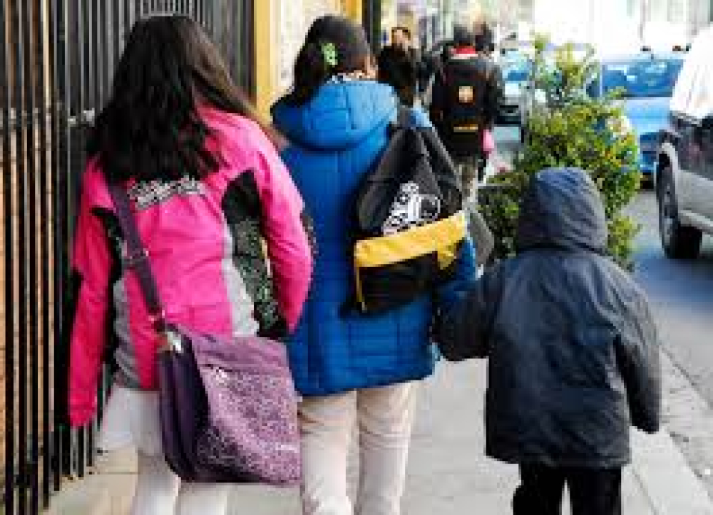 Ministerio de Educación anuncia que se evaluará la aplicación del horario de invierno en algunas regiones del país