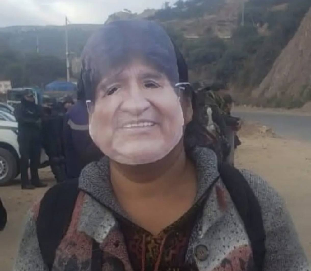 Evistas marchan hacia La Paz para inscribir a Morales ante el TSE; varios llevan máscaras con su rostro