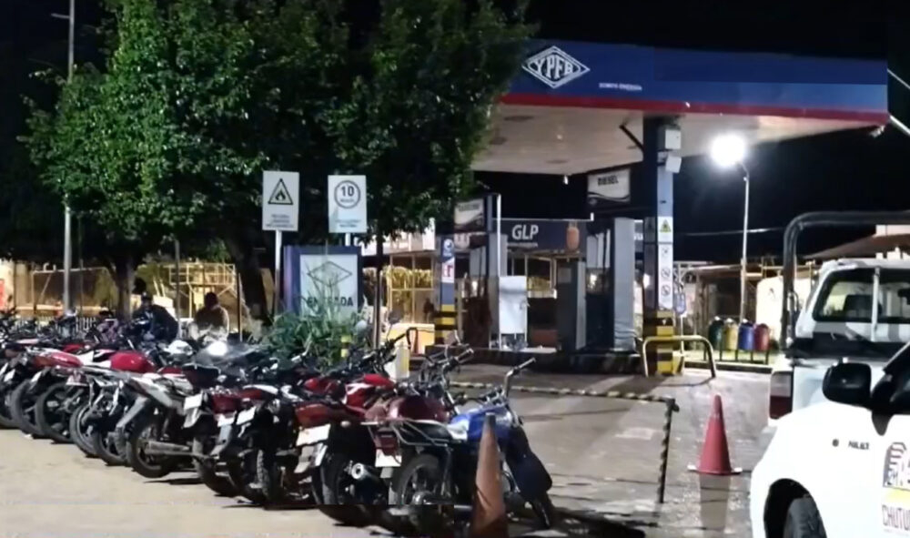 Reportan toma de planta de YPFB y de cuatro surtidores en Cobija por falta de combustible