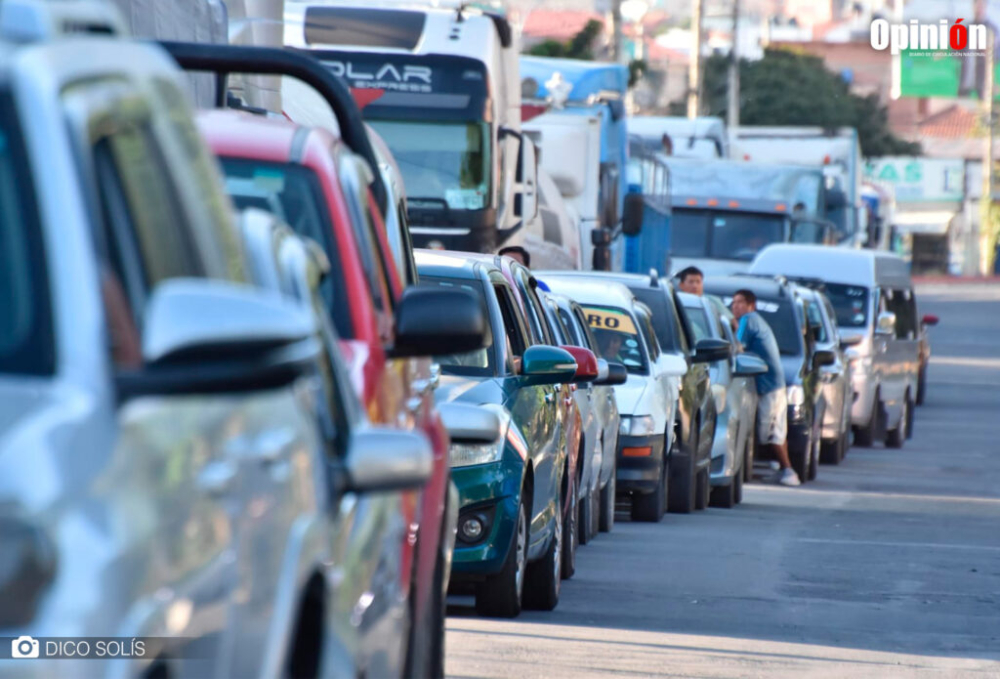 Las filas por combustibles persisten este viernes; YPFB busca aplacar la protesta de cisterneros y aguarda «la ventana» para la descarga en Arica
