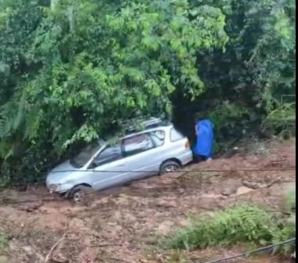 En el camino a Yungas se reporta un embarrancamiento y deslizamientos por las lluvias