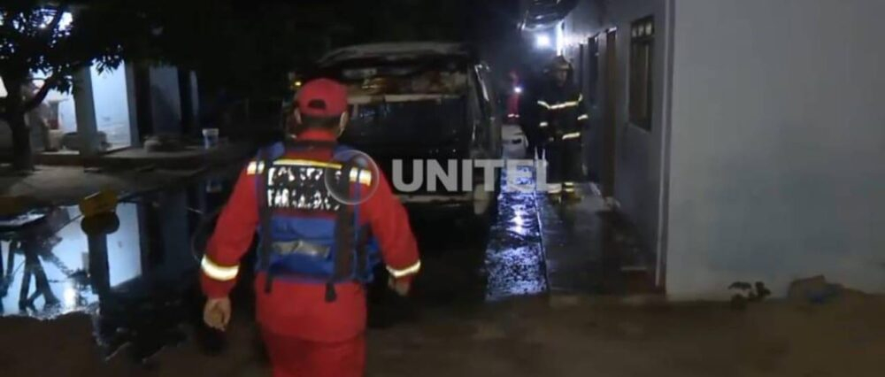 Un vehículo se incendia al interior de una vivienda y genera alarma entre vecinos