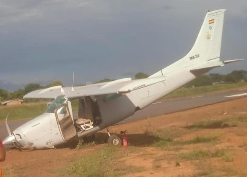 Avioneta sufre percance al aterrizar en pista de Riberalta