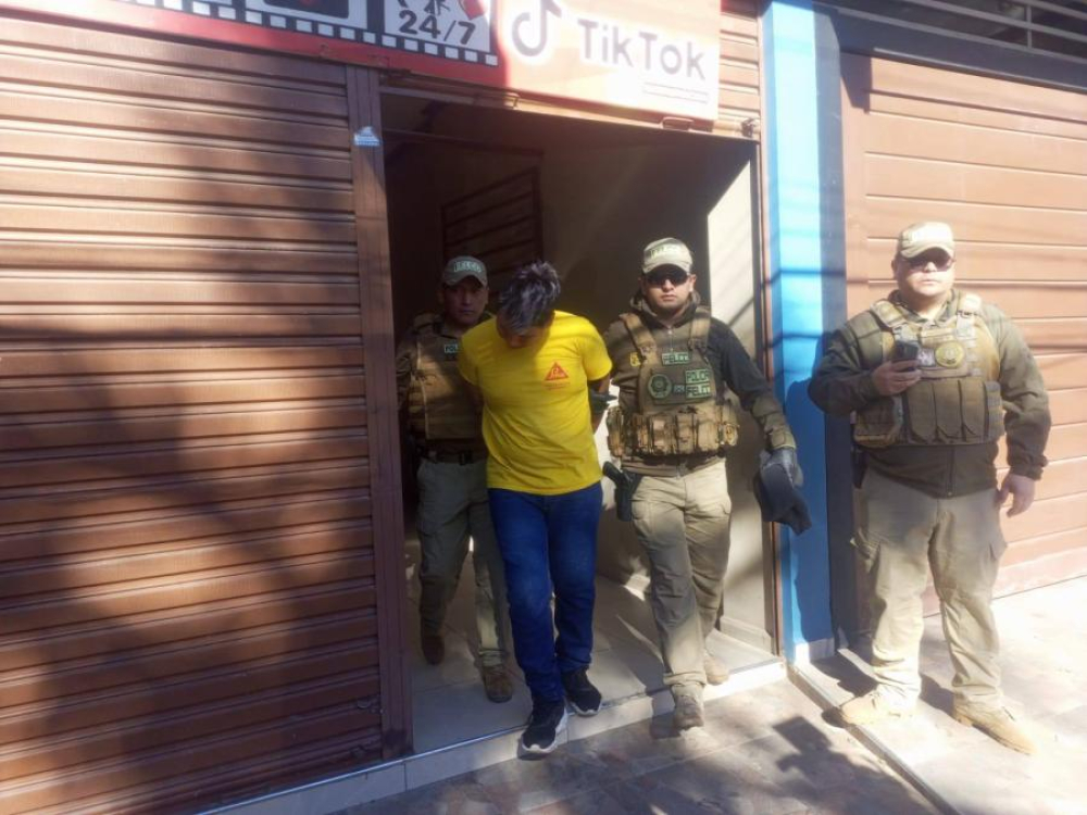 Un hombre es arrestado tras ser sorprendido con un menor en un alojamiento de la Mutualista